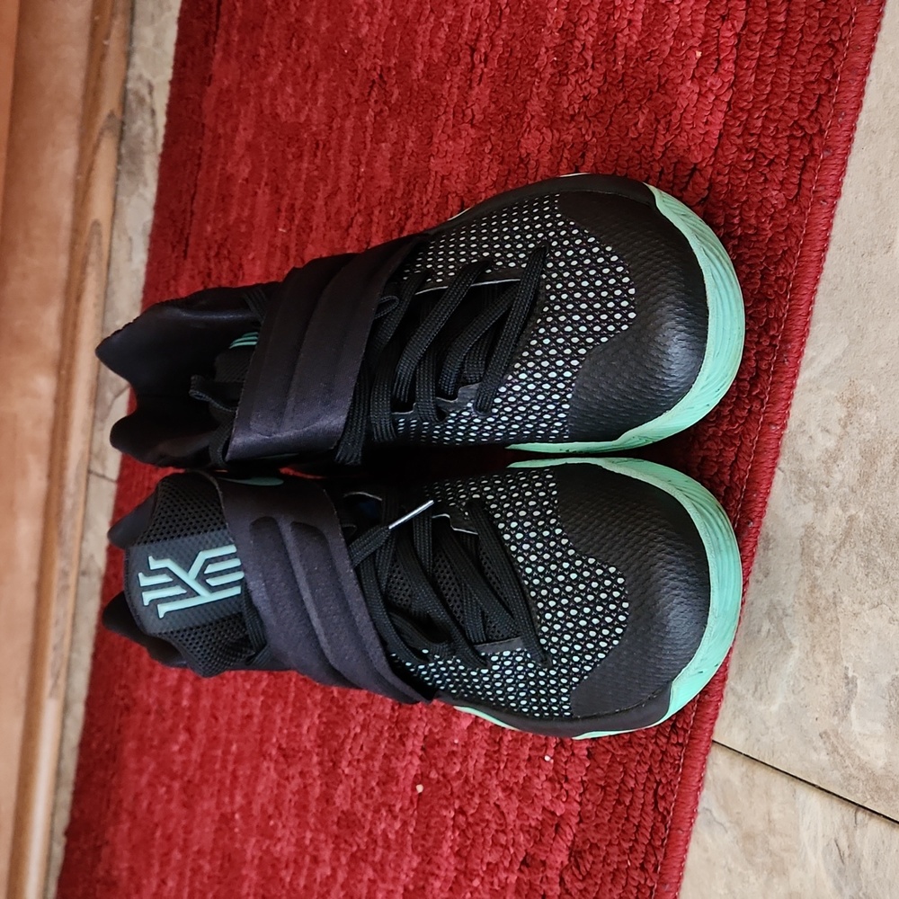 Nike Size 11 Kyrie 2 Black/Green